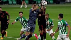 Claudio Bravo reapareció en dura caída del Betis como local