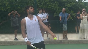 Carlos Alcaraz, a punto de sacar durante su entrenamiento en El Palmar.