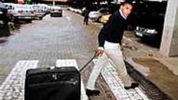 OLIVERA, LA CRUZ DE DON MANUEL. Nicolás Olivera aparecía ayer en Sevilla de esta guisa, un 'rasta' con carrito en paso de peatones, tras ganarse su regreso de Uruguay con una astuta tarjeta. La irrupción de Olivera en el derby del Sánchez Pizjuán desató las críticas de Lopera contra los jugadores internacionales del Betis que pudieron haberse buscado otras tarjetas pero no lo hicieron.