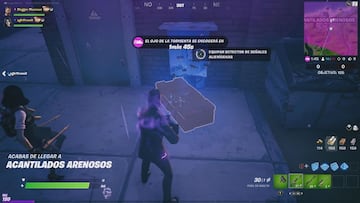 Primero debemos equiparnos un detector de señales alienígenas interactuando con un maletín