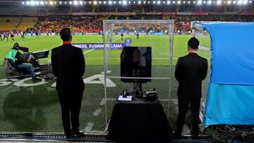 El VAR se utilizó por primera vez en Colombia en el partido entre Santa Fe y Deportivo Cali por la ida de los cuartos de final de la Copa Sudamericana