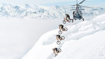 Secuencia del salto del piloto de MTB Fabio Wibmer con su bici de montaña desde un helicóptero en lo alto de una montaña nevada durante su vídeo Fabiolous Escape 2, uno de los más vistos de su canal de YouTube, lanzado en 2019.