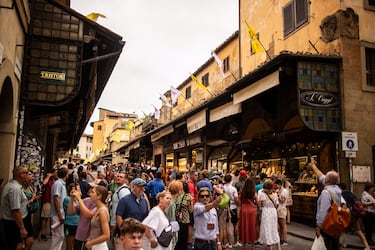 El Ponte Vecchio, uno de los lugares más turísticos de la ciudad, ya está preparado para la presentación del Tour de Francia 2024.