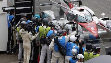 El Toyota de Nakajima instantes después de pararse y perder la victoria en Le Mans.