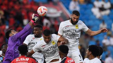 Benzema intenta rematar un córner.