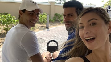 Maria Sharapova se hace un selfie con Nadal y Djokovic en Abu Dabi. 