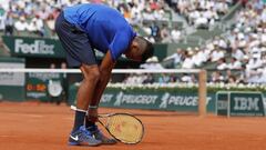 El tenista australiano Nick Kyrgios se lamenta durante su partido ante Richard Gasquet en Roland Garros de 2016.