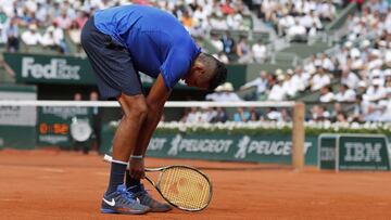 El tenista australiano Nick Kyrgios se lamenta durante su partido ante Richard Gasquet en Roland Garros de 2016.