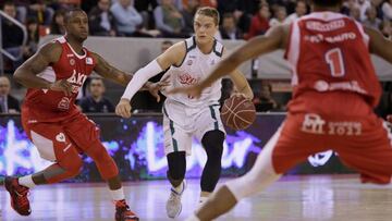 El base del Baloncesto Sevilla Ludde Hakanson (c) con el balón ante Jekel Foster (i) y Chase Simon (d) del ICL Manresa.