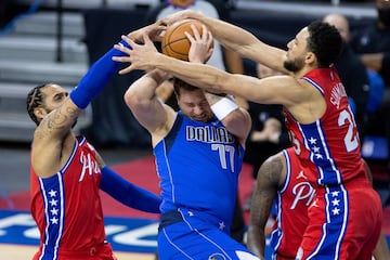 Los Dallas Mavericks sufrieron un duro correctivo en Philadelphia. Los Sixers ganaron (111-97) y Luka Doncic no tuvo su mejor día: 19 puntos. El base esloveno tuvo que lidiar con defensas tan duras como esta de Mike Scott y Ben Simmons en el Wells Fargo Center. 