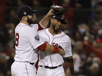 Eduardo Núñez festejó con Mitch Moreland el triunfo de Boston. 