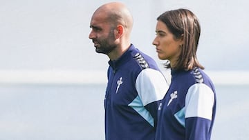 El entrenador Claudio Giráldez observa junto a su ayudante Laura Centoira un entrenamiento del Celta.