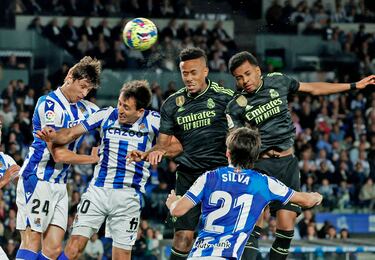David Silva observa atentamente el salto entre Robin Le Normand y Mikel Oyarzabal con Éder Militão y Rodrygo.