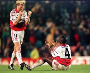Los alemanes celebran un gol en noviembre de 1998.