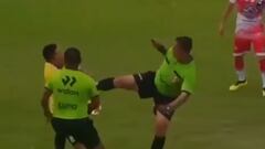 Este video da la vuelta al mundo: árbitro se defiende de una agresión con brutal patada