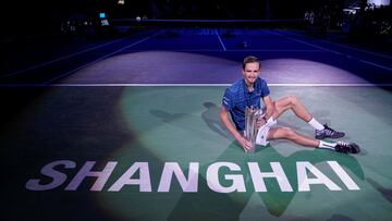 Daniil Medvedev posa con el trofeo de campeón del Masters 1.000 de Shanghái 2019.
