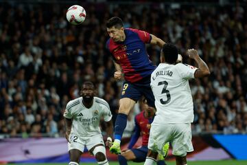 Dos minutos después del primer tanto, Lewandowski marcó el segundo para aumentar la ventaja. Un cabezazo ante la marca de Militao le dio el segundo gol al polaco.