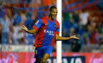 El delantero brasileño del Levante Deyverson Silva celebra el gol marcado ante el Eibar, el segundo del equipo, durante el partido de Liga de Primera División que se juega esta tarde en el estadio Ciutat de Valencia.
