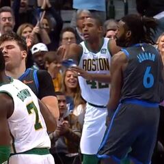 Doncic le roba la cartera y Brown se la guarda: 'hombrazo' y el esloveno directo al suelo