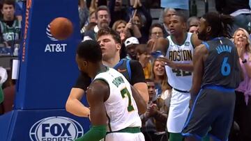 Doncic le roba la cartera y Brown se la guarda: 'hombrazo' y el esloveno directo al suelo