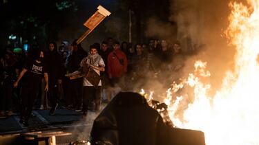 BARCELONA, SPAIN - OCTOBER 16: Protestors clash with the police on October 16, 2019 in Barcelona, Spain. Earlier in the week, the Spanish Supreme Court sentenced nine Catalan separatist leaders to between 9 and 13 years in prison for their role of the 201