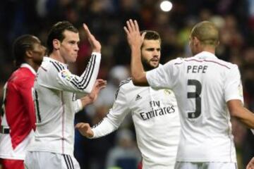 Gareth Bale celebrando con sus compañeros el primer tanto del partido que acaba de anotar para el Real Madrid 