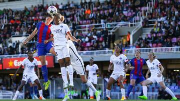 Marta Torrej&oacute;n pelea un bal&oacute;n por alto con Delie, autora del primer gol del PSG. 