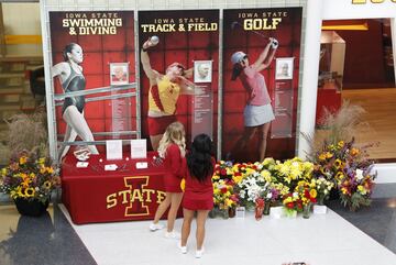Miles de personas, que abarrotaban el Jack Trice Stadium de la Universidad de Iowa, recordaron a la golfista española asesinada cuando entrenaba el pasado 17 de septiembre. 