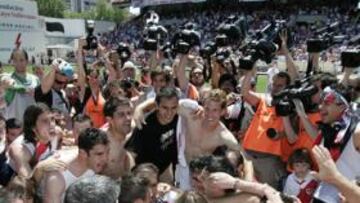 El Rayo celebra en el césped el ascenso con su afición