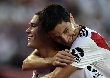 Siguiendo con ese nivel, pero ya en 2019, Quintero marcó un gol digno de un premio Puskás (que estuvo cerca de ganar). En un partido ante Racing en el Monumental tomó un tiro libre que todos esperaban como un centro, pero desde su genialidad sacó un remate con mucho efecto que se clavó en el angulo y le dio la vuelta al mundo. Ya tenía la 10 en su espalda.