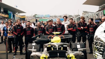 El equipo Audi, con Mattia Binotto de blanco, en la parrilla de Suzuka.