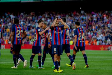 Los jugadores del Barcelona celebrando el gol de Pedri.