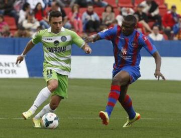 Adrián Colunga con el balón. 