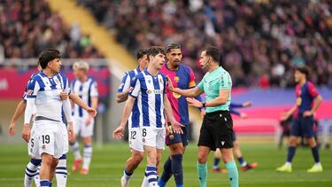 Los jugadores de la Real Sociedad con Elustondo a la cabeza protestan la decisión del árbitro Alejandro Quintero González.