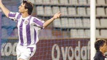 <b>RESOLUTIVO. </b>Aduriz celebra el gol que marcó a Valbuena y con el que el Valladolid se impuso al Zaragoza.