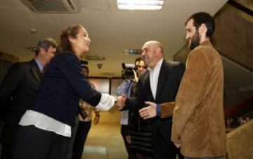 Elena de Borb車n saluda a Javier Matallanas.