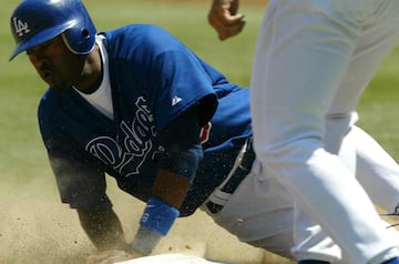 MEXSPORT DIGITAL IMAGE
16 March 2003:  Action photo of Jolbert Cabrera of Dodgers of Los Angels, during the second game against Mets of New York in Mexico City./Foto en accion del Jolbert Cabrera de los Dodgers de los Angeles York,durante el segundo juego ante los Mets de Nueva York en la ciudad de Mexico.MEXSPORT/DAVID LEAH