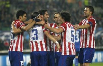 Los jugadores rojiblancos celebran el primer tanto del encuentro a cuenta de Raúl García.