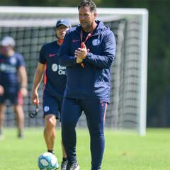 "Juega muy bien en...": DT de San Lorenzo elogia a la U de Dudamel