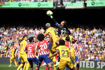 El portero esloveno del Atlético de Madrid, Jan Oblak, salta por el balón durante el partido.