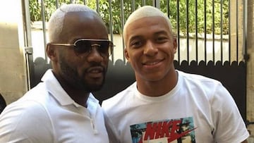 Kylian Mbapp&eacute; se ti&ntilde;e el pelo de color platino.