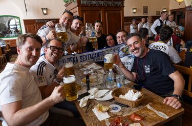 Los aficionados madridistas disfrutan en la famosa cervecería Hofbräuhaus de Múnich. 