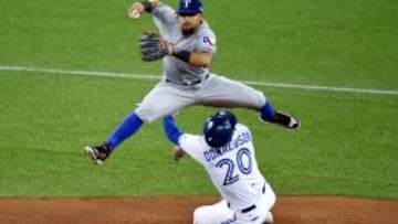 El segunda base de los Rangers, Rougned Odor, choca con Josh Donaldson durante el transcurso del partido.