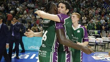 Carlos Suárez se abraza con Lessort.