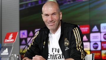 El entrenador del Real Madrid, Zinedine Zidane, sonr&iacute;e en la rueda de prensa previa al partido contra el Betis, el &uacute;ltimo que jug&oacute; el equipo blanco antes del par&oacute;n por la pandemia de coronavirus.