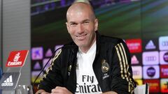 El entrenador del Real Madrid, Zinedine Zidane, sonr&iacute;e en la rueda de prensa previa al partido contra el Betis, el &uacute;ltimo que jug&oacute; el equipo blanco antes del par&oacute;n por la pandemia de coronavirus.