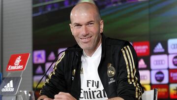 El entrenador del Real Madrid, Zinedine Zidane, sonríe en la rueda de prensa previa al partido contra el Betis, el último que jugó el equipo blanco antes del parón por la pandemia de coronavirus.
