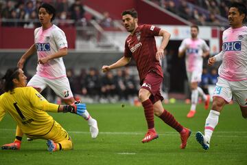 En diciembre de 2018 fich¨® por el Vissel Kobe de la J1 League Japonesa.
