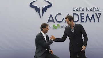 Rafa Nadal y Roger Federer se saludan en la presentaci&oacute;n de la Rafa Nadal Academy el pasado mes de octubre en Mallorca.