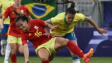 Spain's defender #16 Laia Codina (L) fights for the ball with Brazil's midfielder #17 Ana Vitoria (R) during the women's group C football match between Brazil and Spain of the Paris 2024 Olympic Games at the Bordeaux Stadium in Bordeaux on July 31, 2024. (Photo by Philippe LOPEZ / AFP)